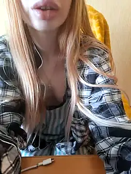 Snapshot of Elza_kom chatting on 02.15.26 Elza kom online show from 02.15.26