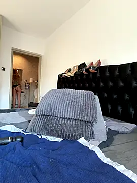 Laurahorney xo online show from 10.11.25