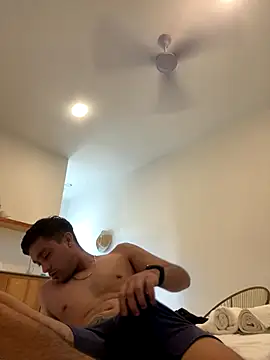 Snapshot of Magicerosxx69 chatting on 10.10.25 Magicerosxx69 online show from 10.10.25