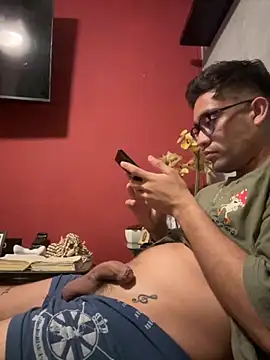 Snapshot of Magicerosxx69 chatting on 11.16.25 Magicerosxx69 online show from 11.16.25