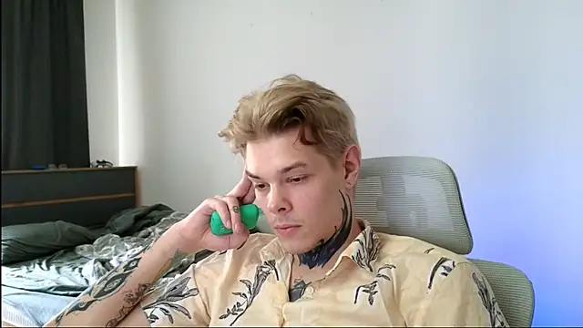 Snapshot of DENIS_HERE chatting on 05.14.26 DENIS HERE online show from 05.14.26