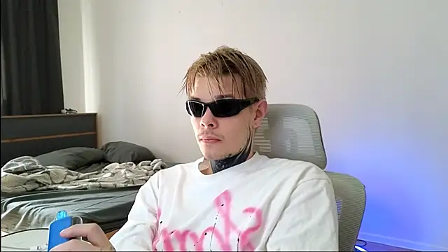 Snapshot of DENIS_HERE chatting on 05.18.26 DENIS HERE online show from 05.18.26