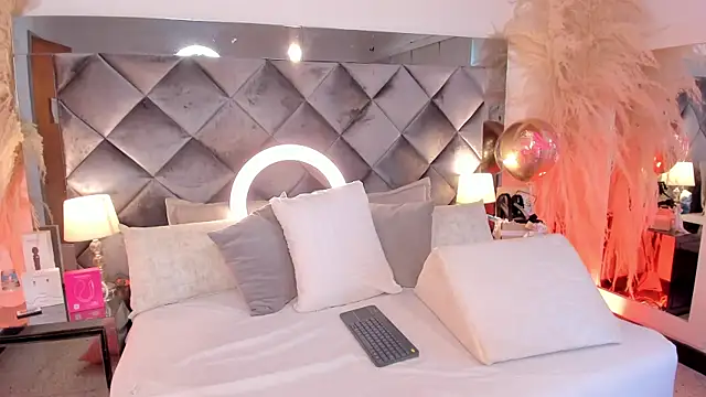 sofhiaa adaams online show from 10.12.25