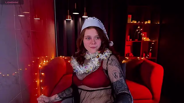 Snapshot of SophiePure chatting on 12.28.24 SophiePure online show from 12.28.24