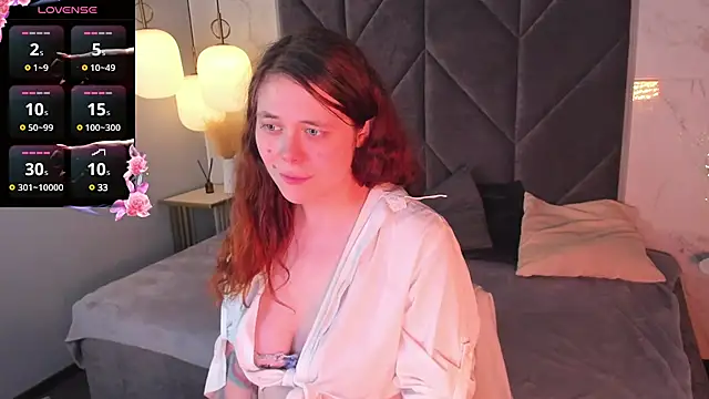 Snapshot of SophiePure chatting on 02.03.25 SophiePure online show from 02.03.25
