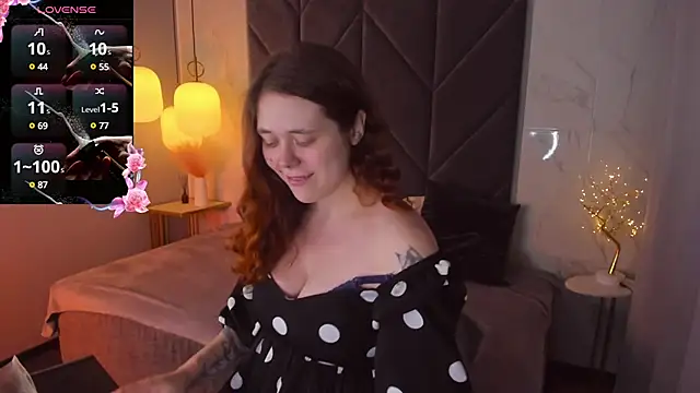 Snapshot of SophiePure chatting on 02.07.25 SophiePure online show from 02.07.25