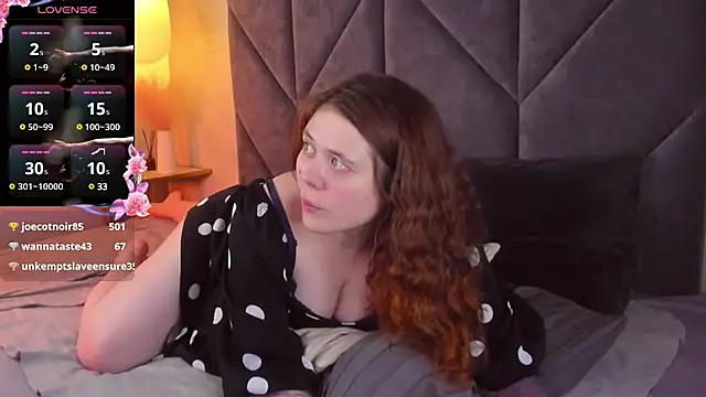 Snapshot of SophiePure chatting on 02.08.25 SophiePure online show from 02.08.25