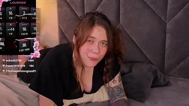 Snapshot of SophiePure chatting on 02.09.25 SophiePure online show from 02.09.25