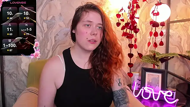 Snapshot of SophiePure chatting on 02.14.25 SophiePure online show from 02.14.25