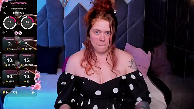 Snapshot of SophiePure chatting on 03.07.25 SophiePure online show from 03.07.25