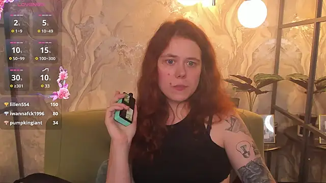 Snapshot of SophiePure chatting on 03.10.25 SophiePure online show from 03.10.25