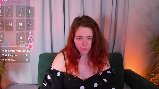 Snapshot of SophiePure chatting on 03.20.25 SophiePure online show from 03.20.25