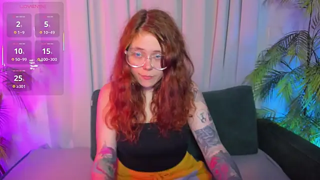 Snapshot of SophiePure chatting on 10.06.25 SophiePure online show from 10.06.25