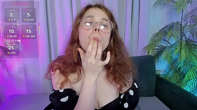 Snapshot of SophiePure chatting on 10.07.25 SophiePure online show from 10.07.25