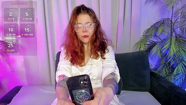 Snapshot of SophiePure chatting on 10.08.25 SophiePure online show from 10.08.25