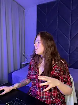 Snapshot of SophiePure chatting on 10.23.25 SophiePure online show from 10.23.25