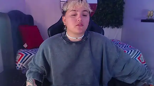 isabeautyx19 online show from 02.19.25