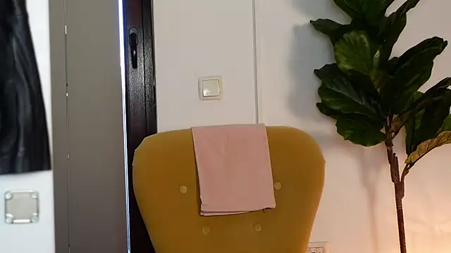 Snapshot of NinaCrystal1 chatting on 04.06.26 NinaCrystal1 online show from 04.06.26