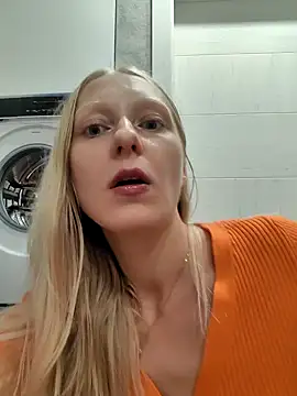 Snapshot of moon_blonde chatting on 10.11.25 moon blonde online show from 10.11.25