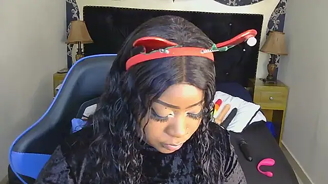 Snapshot of TrixieMar chatting on 12.31.24 TrixieMar online show from 12.31.24