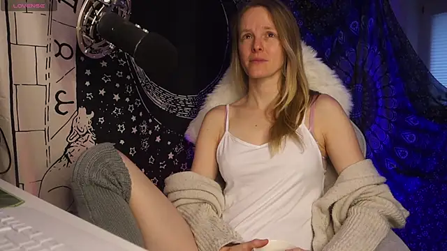 Snapshot of Moon__Nymph chatting on 11.15.25 Moon Nymph online show from 11.15.25