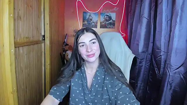 Fiery Brunette  online show from 12.24.24