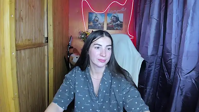 Fiery Brunette  online show from 12.26.24