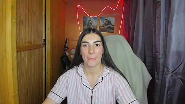 Fiery Brunette  online show from 02.18.25