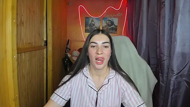 Fiery Brunette  online show from 02.19.25