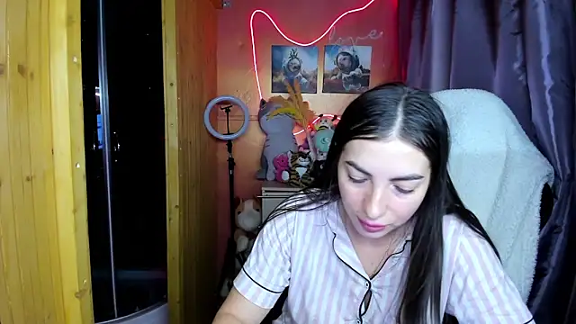 Fiery Brunette  online show from 02.18.26