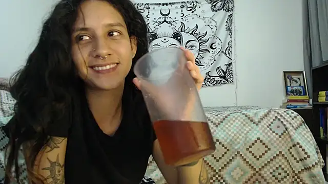 Snapshot of AlinaWoolf_ chatting on 02.04.25 AlinaWoolf  online show from 02.04.25