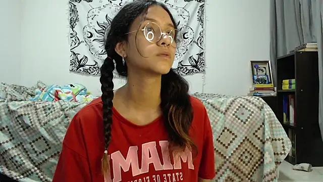 Snapshot of AlinaWoolf_ chatting on 02.25.25 AlinaWoolf  online show from 02.25.25