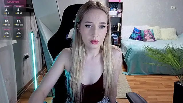 Snapshot of Little_Soph chatting on 09.25.25 Little Soph online show from 09.25.25
