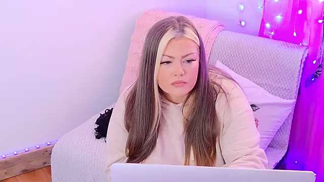 Snapshot of KikiBBW chatting on 10.14.25 KikiBBW online show from 10.14.25