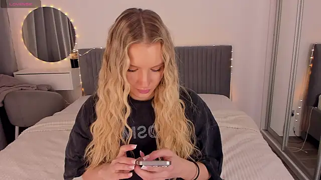 Snapshot of CassieRayss chatting on 04.17.26 CassieRayss online show from 04.17.26