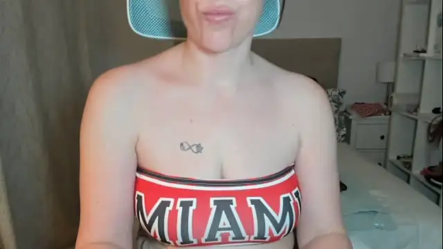 Snapshot of emmita69_ chatting on 04.21.26 emmita69 online show from 04.21.26