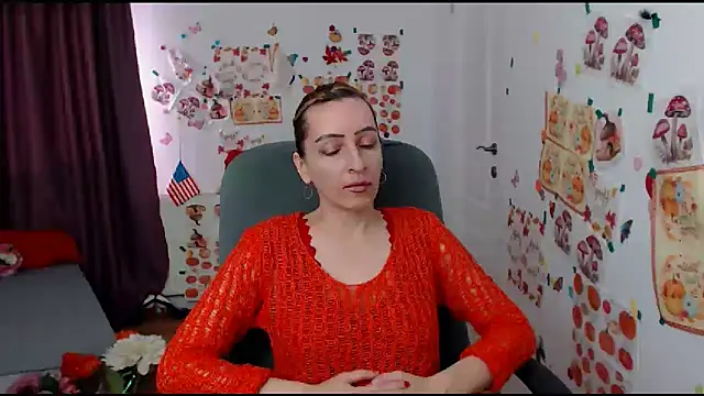 Snapshot of EvelynAngell chatting on 09.15.25 EvelynAngell online show from 09.15.25