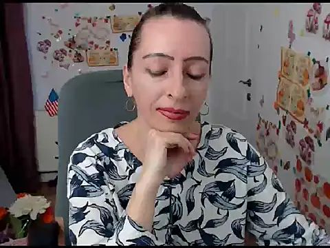 Snapshot of EvelynAngell chatting on 09.16.25 EvelynAngell online show from 09.16.25