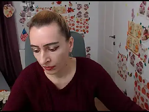 Snapshot of EvelynAngell chatting on 09.29.25 EvelynAngell online show from 09.29.25