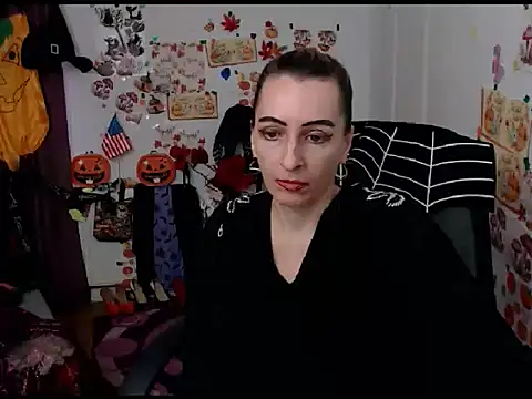 Snapshot of EvelynAngell chatting on 10.13.25 EvelynAngell online show from 10.13.25