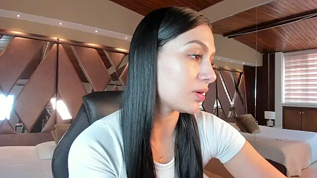 Snapshot of carina_rossi chatting on 10.02.25 carina rossi online show from 10.02.25