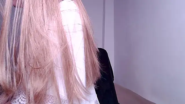 Snapshot of caarlywhitee chatting on 04.19.26 caarlywhitee online show from 04.19.26