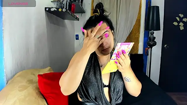 Snapshot of SARAMISHA chatting on 10.21.25 SARAMISHA online show from 10.21.25