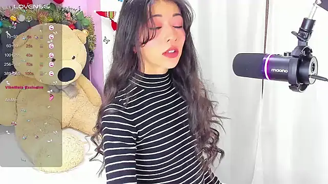 Snapshot of SophiaLiu chatting on 12.11.24 SophiaLiu online show from 12.11.24