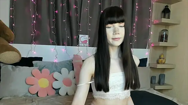 Snapshot of Juicy_MilkX chatting on 12.12.24 Juicy MilkX online show from 12.12.24