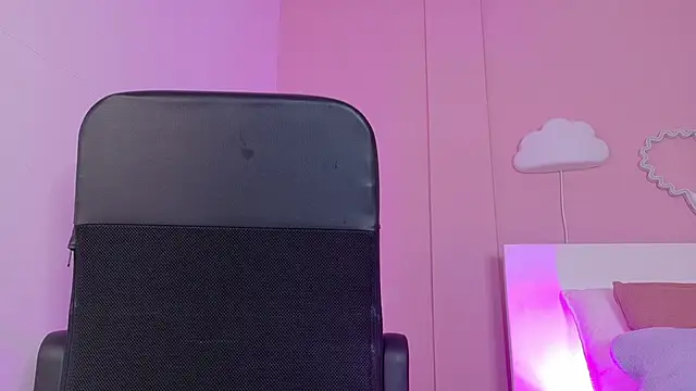 Snapshot of CristalCornner_ chatting on 10.17.25 CristalCornner  online show from 10.17.25