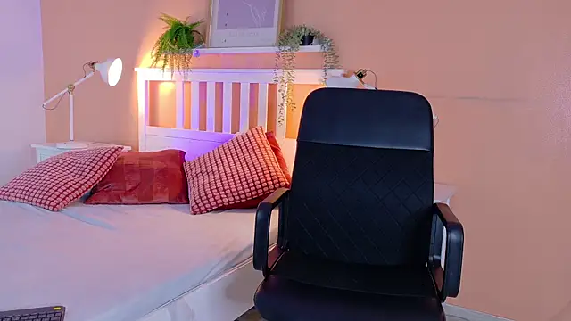 Snapshot of CristalCornner_ chatting on 10.21.25 CristalCornner  online show from 10.21.25