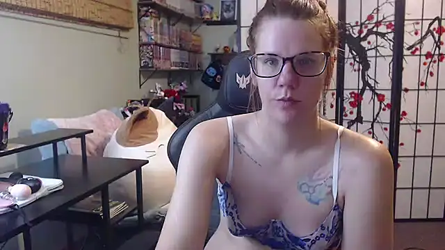 Snapshot of Sarahtineke chatting on 08.06.26 Sarahtineke online show from 08.06.26