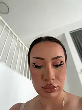 Snapshot of deliaroyal chatting on 03.06.25 deliaroyal online show from 03.06.25