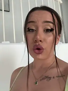 Snapshot of deliaroyal chatting on 03.13.25 deliaroyal online show from 03.13.25